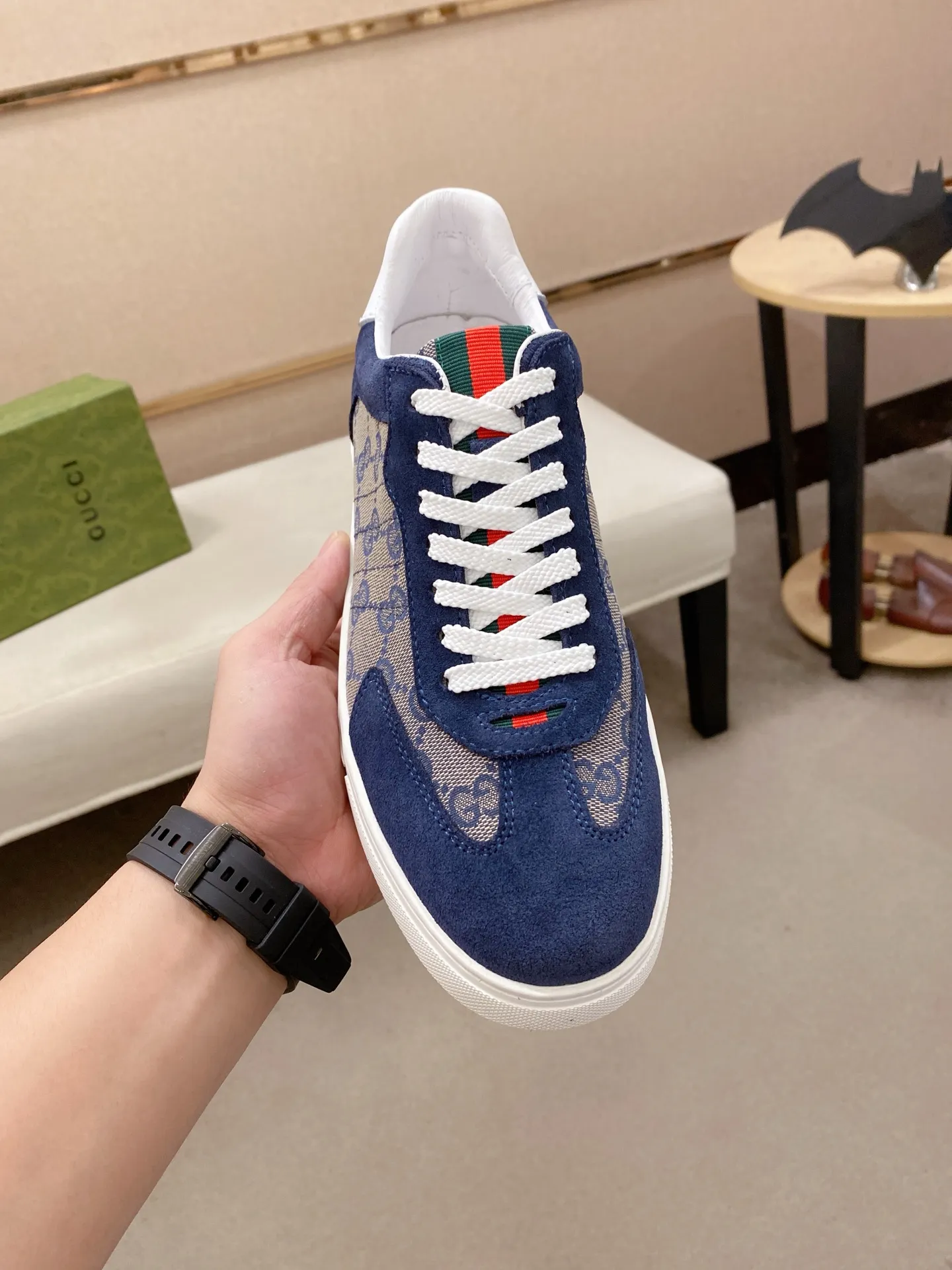 Factory price: 440💰 (GUCCI) The latest model from the official website 🎁🎁Casual and fashionable men's shoes👟, hot style 💥The version is simple and elegant, exclusive for trendy men. Unique official website latest brand elements 👑Gucci original decoration, fashionable and generous, the fabric is original cowhide ✅sheepskin lining, the official website specifies wear-resistant casual outsole, the classic model is taken in kind at the counter🎬38-44 (45 is not returned or exchanged)